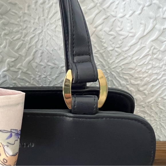 Liz Claiborne Navy Leather Women’s Bag with brass hardware - Picture 8 of 9